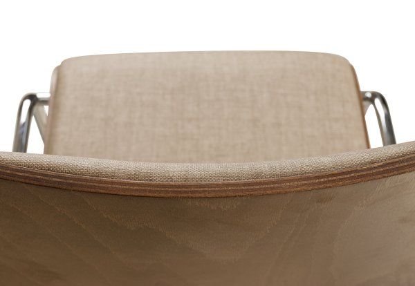 Beizton: Nougat/Bezug: Lintex Umber-416 (auf Anfrage)Konferenzstuhl Eruno-220 mit Sitz und Rückenpolster, verchromtem Metallgestell, stapelbar Detailansicht Sitzfläche