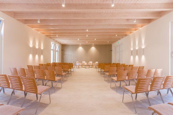 Konferenzstuhl Eruno-400, verchromtem Metallgestell, stapelbar Thomas Hanuschka Bestattungshaus Illgen/Foto: Alexander Führer, München