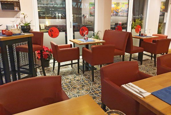 Beizton: Wenge/Bezug: Echtleder Cherry/Foto: Grill-Restaurant Bar 1