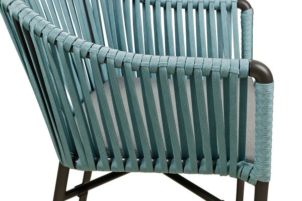 Ramila-48 Tiffany Terrassenstuhl mit beigem Aluminiumgestell und Textilen-Rücken, stapelbar und wetterfest für Gastronomie Detailansicht Kunststoff-Geflecht