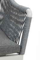 Vorschau: Ramila-RR Light Grey Terrassenstuhl mit beigem Aluminiumgestell und Textilen-Rücken, stapelbar und wetterfest für Gastronomie Detailansicht Armlehne Vorschau: Ramila-RR Light Grey Terrassenstuhl mit beigem Aluminiumgestell und Textilen-Rücken, stapelbar und wetterfest für Gastronomie Detailansicht Armlehne