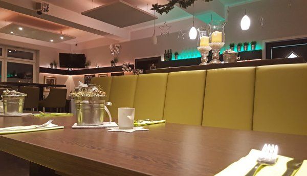 Gastrositzbank mit Sockel in der MietBar Eventlocation Rheda-Wiedenbrück
