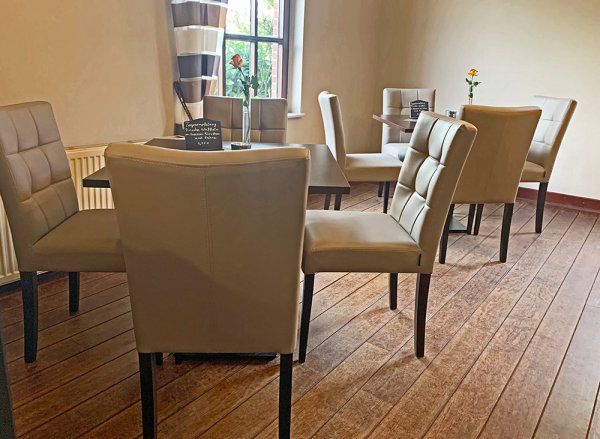 Beizton: Wenge/Bezug:D-1128/Foto: Café Gut Aarnink, Bad Bentheim