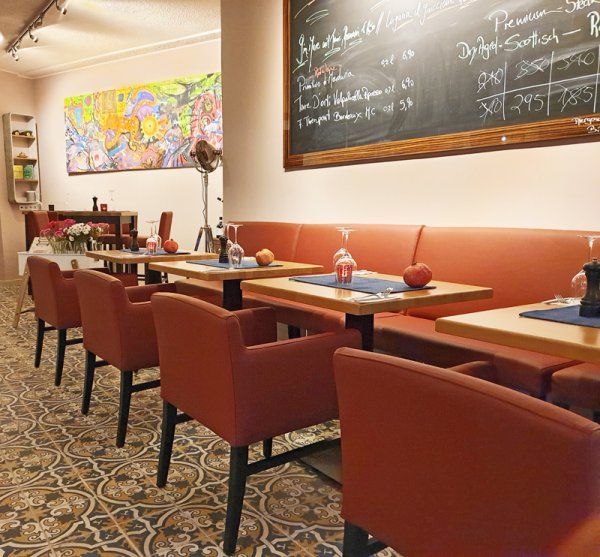 Beizton: Wenge/Bezug: Echtleder Cherry/Foto: Grill-Restaurant Bar 1