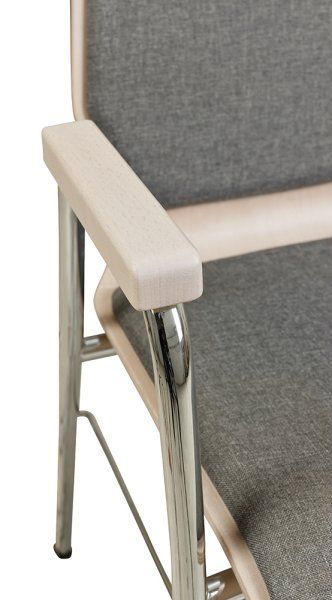 Konferenzstuhl Eruno-220-A50 mit Sitz- und Rückenpolster, Holzlehne, Armlehnen und verchromtem Gestell Beizton: Kastelleiche | Bezug: Lux 5