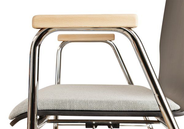 Konferenzstuhl Eruno-210-A50 mit Polstersitz, Holzlehne, Armlehnen und verchromtem Gestell Detailansicht Armlehne