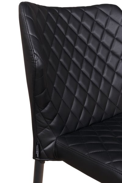 Gepolsterter Gastronomiestuhl Loras-ST Black mit Rautensteppung und schwarzem Aluminiumgestell