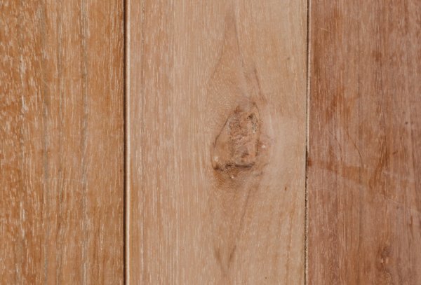 Holzstruktur in Nahaufnahme – Detail des rechteckigen Outdoor-Tischs Zubella 140