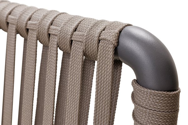 Gastronomie Terrassenstuhl Ramila-48 Taupe als moderner, wetterfester Outdoorstuhl mit Geflecht und Kissen auf Metallgestell Detailansicht