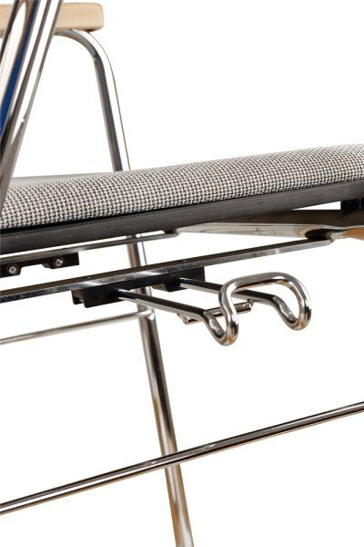 Konferenzstuhl Eruno-210-A50 mit Polstersitz, Holzlehne, Armlehnen und verchromtem Gestell Detailasnicht Bezug