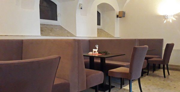 Tischgestell aus Metall für die Gastronomie - Marino-TGF-407 mit zwei Metallsäulen im Restaurant