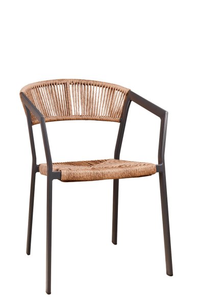 Sponto-X Natur Outdoorstuhl in schräger Frontansicht – naturfarbenes Geflecht mit anthrazitfarbenem Gestell