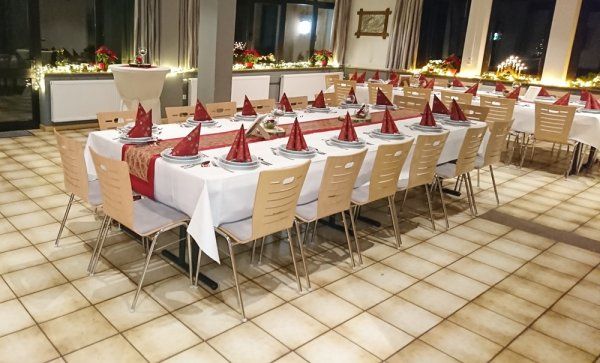 Konferenzstuhl Eruno-612 mit Sitzpolster, verchromtem Metallgestell, stapelbar an Bankett-Tafel