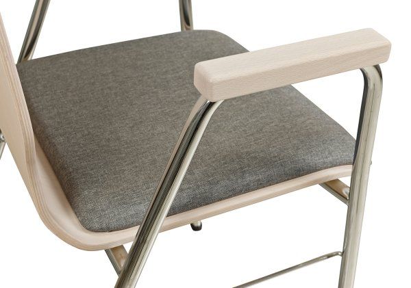 Beizton: Kastelleiche | Bezug: Lux 5Konferenzstuhl Eruno-210-A50 mit Polstersitz, Holzlehne, Armlehnen und verchromtem Gestell Detailansciht Sitzfläche